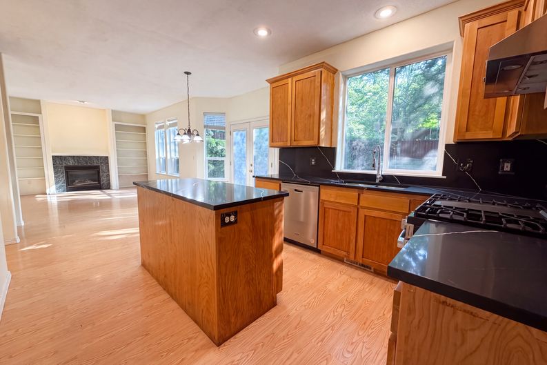 Photo 6 of 21 of 8348 SE 140th Ct, Portland, OR
