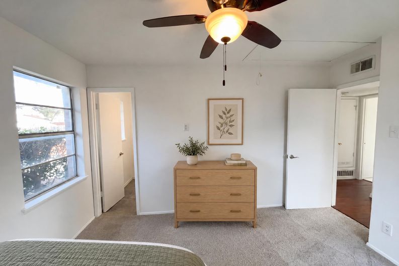 Photo 4 of 17 of 8541 Strathmore Dr, Dallas, TX