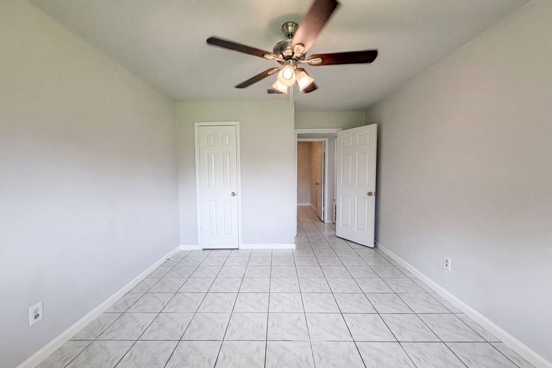 Photo 4 of 18 of 12510 Daventry Ln, Houston, TX