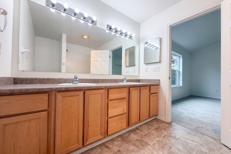 Photo 12 of 26 of 546 NE Knott St, Portland, OR