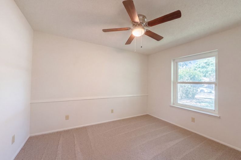 Photo 4 of 20 of 1136 Kris St, Irving, TX