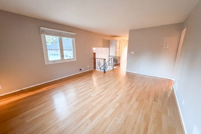 Photo 3 of 23 of 1896 Richal Dr, Woodbury, MN