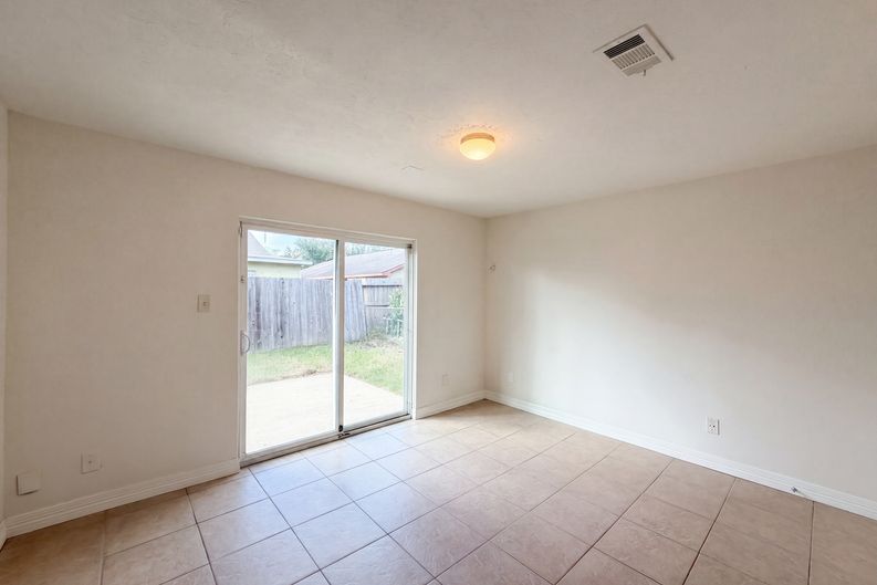 Photo 10 of 17 of 703 Midland Ct, Houston, TX