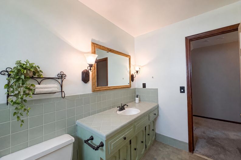 Photo 15 of 27 of 6916 N Overland Dr, Kansas City, MO