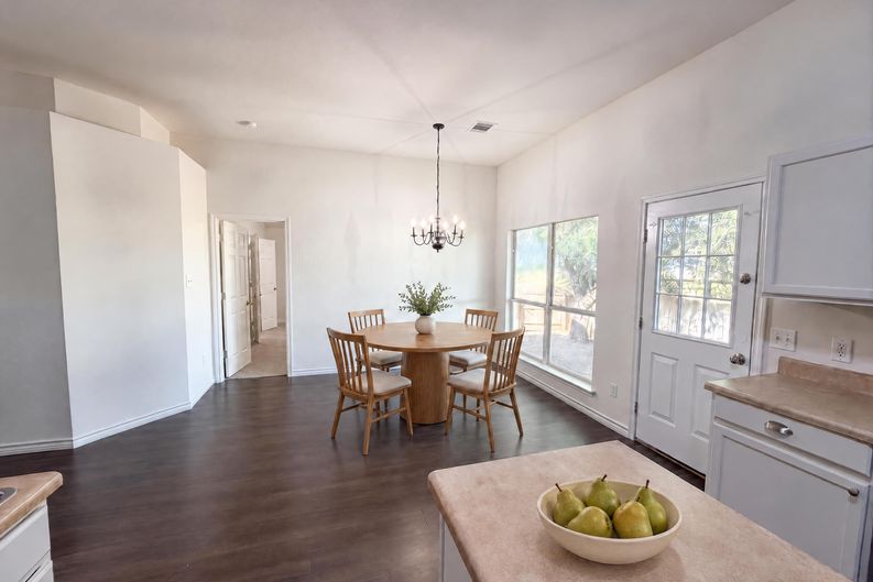 Photo 10 of 21 of 109 Eagle Dr, Luling, TX