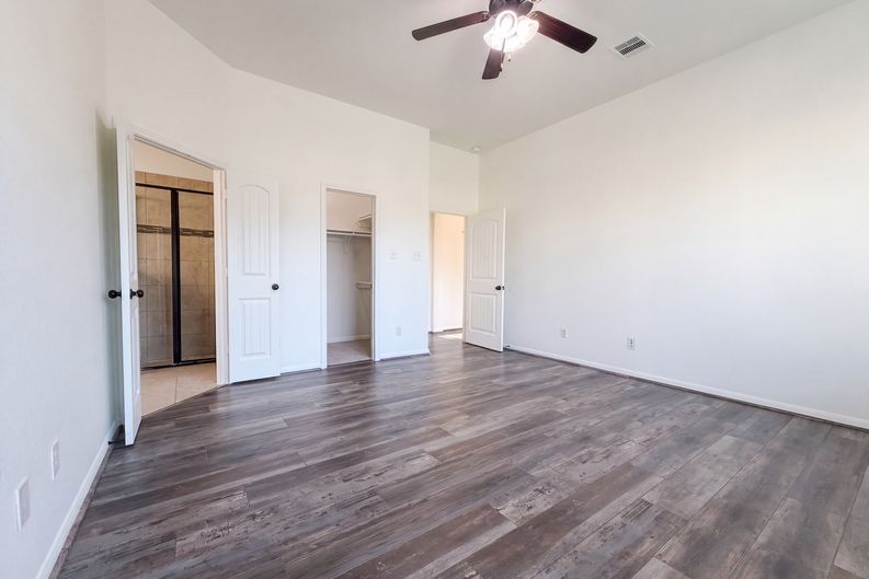 Photo 4 of 24 of 5923 Carnaby Ln, Rosenberg, TX