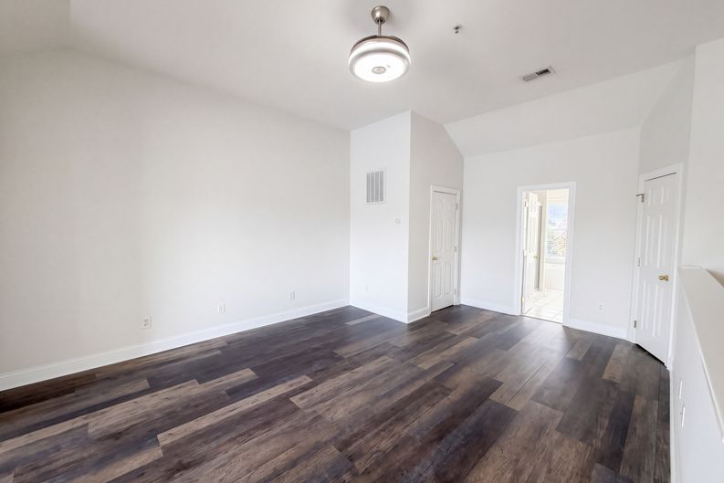 Photo 4 of 21 of 4933 Lake Palmetto Ln, North Charleston, SC