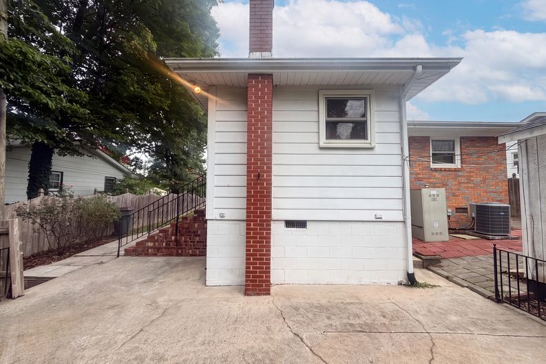 Photo 14 of 16 of 608 E Morehead St, Reidsville, NC