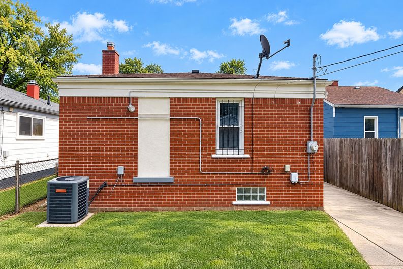 Photo 5 of 16 of 8865 Mettetal St, Detroit, MI