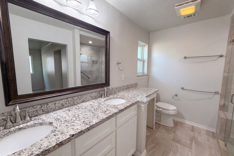 Photo 20 of 27 of 1208 Hillcrest Dr, Euless, TX