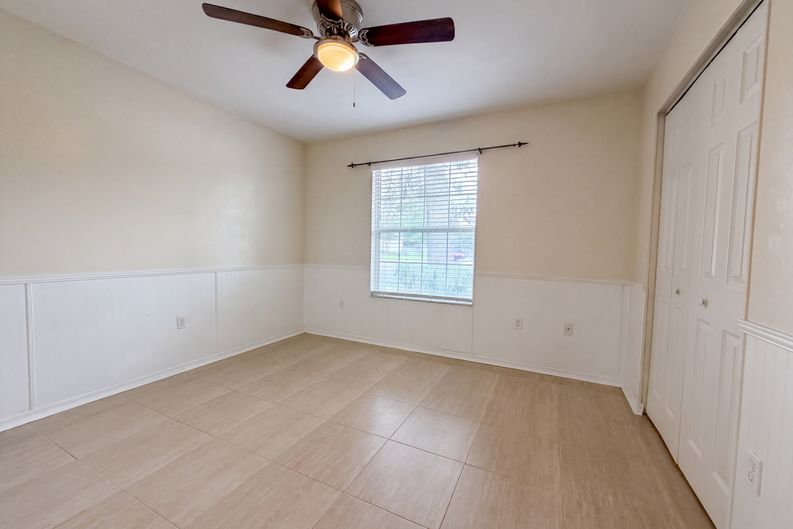 Photo 4 of 24 of 944 NW 87th Dr, Gainesville, FL