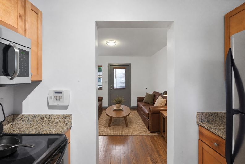 Photo 7 of 17 of 561 Formwalt St SW, Atlanta, GA