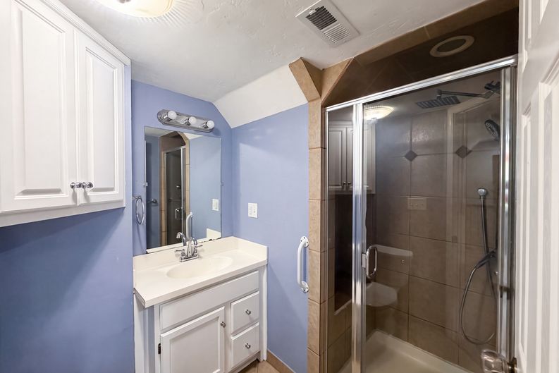 Photo 9 of 20 of 423 N Missouri St, Liberty, MO