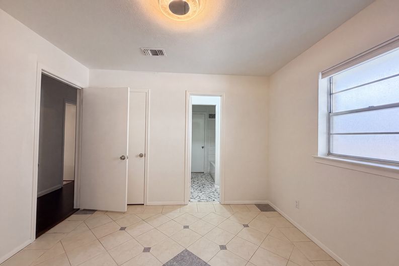 Photo 13 of 24 of 725 Ridgecrest Dr, Irving, TX