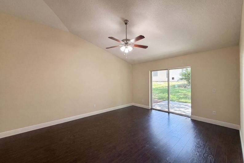 Photo 7 of 23 of 33137 Irongate Dr, Leesburg, FL