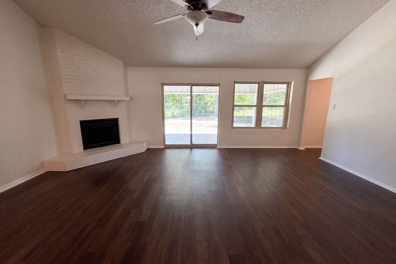 Photo 3 of 18 of 309 Applewood Ln, Hewitt, TX