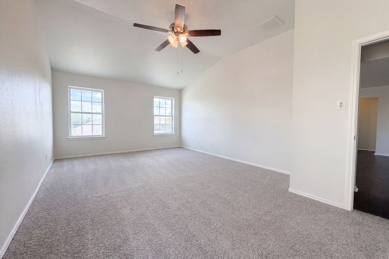 Photo 4 of 24 of 129 Carmel Dr, Cibolo, TX