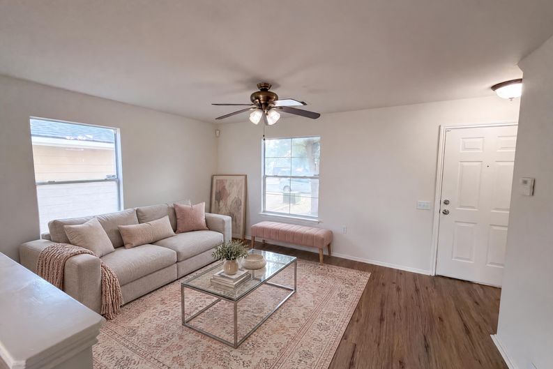 Photo 5 of 29 of 11521 Melstone Dr, Manor, TX