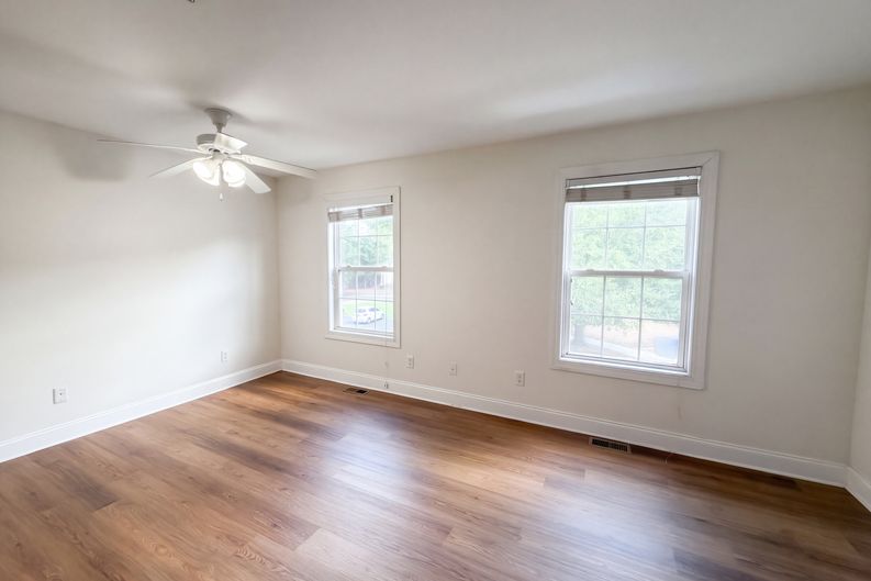 Photo 10 of 21 of 4933 Lake Palmetto Ln, North Charleston, SC