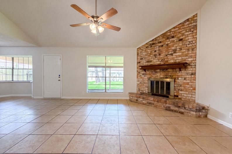 Photo 3 of 17 of 8 Sunnybrook St, Angleton, TX