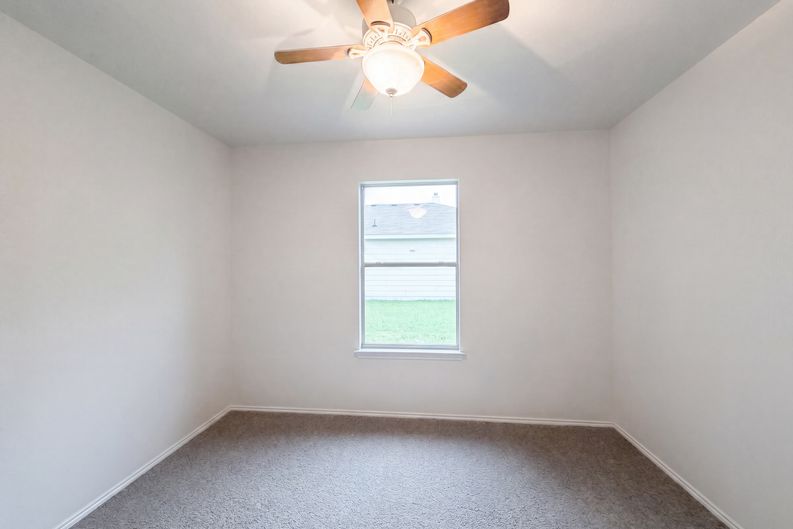 Photo 12 of 16 of 413 E Vega Ln, Killeen, TX