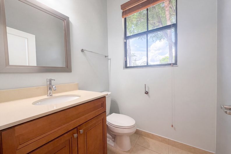 Photo 13 of 30 of 4967 NW 59th St, Tamarac, FL