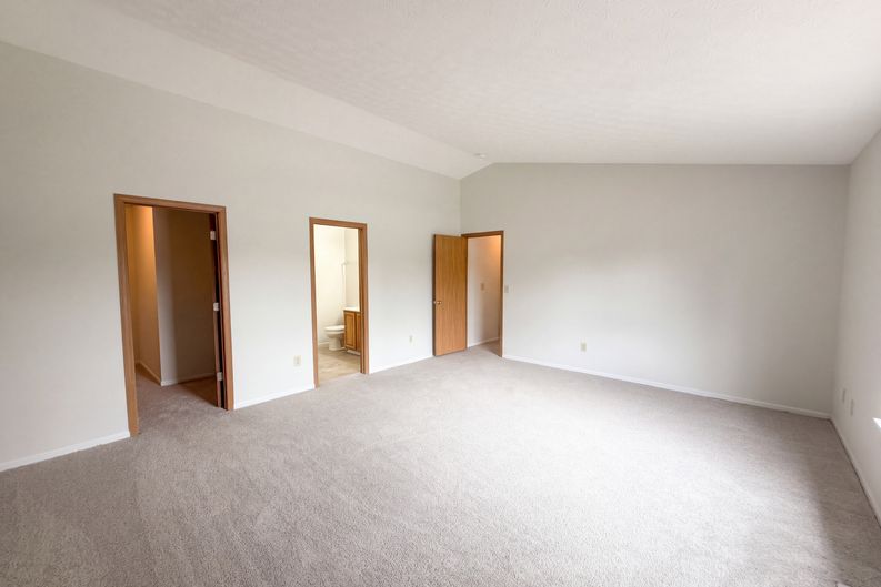 Photo 4 of 19 of 208 Isaac Tharp St, Pataskala, OH