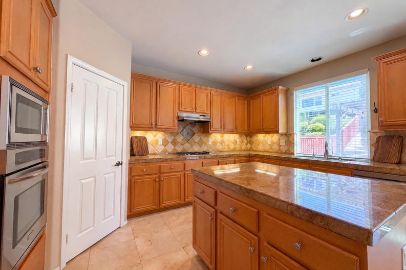 Photo 13 of 32 of 17780 Sweetgum Ln, Canyon Country, CA