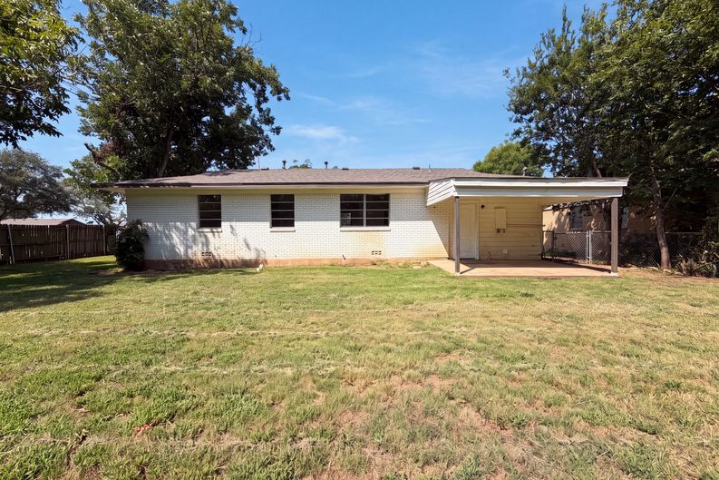 Photo 5 of 16 of 1213 S Ridgeway Dr, Cleburne, TX