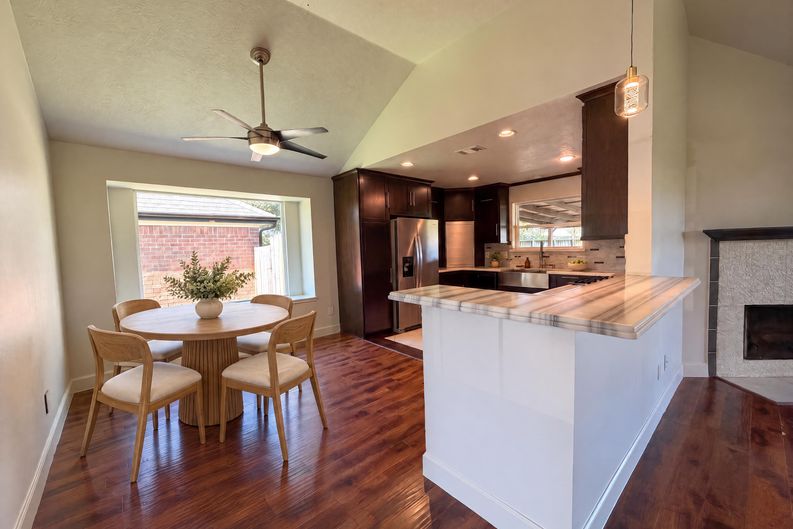 Photo 8 of 18 of 4750 Backenberry Dr, Friendswood, TX