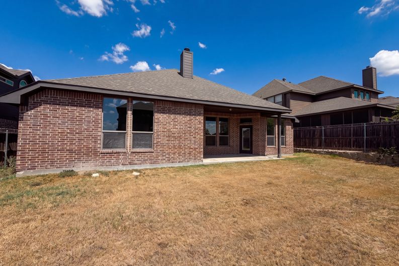 Photo 5 of 20 of 130 Red Pine Dr, Red Oak, TX