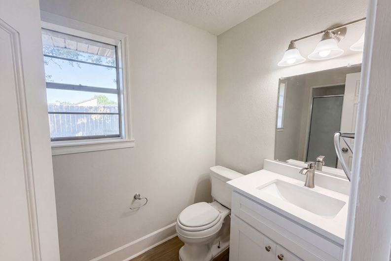 Photo 16 of 18 of 5917 Raza Rd, Pearland, TX