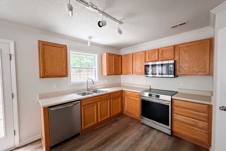 Photo 6 of 18 of 708 Woodgreen Dr, Durham, NC