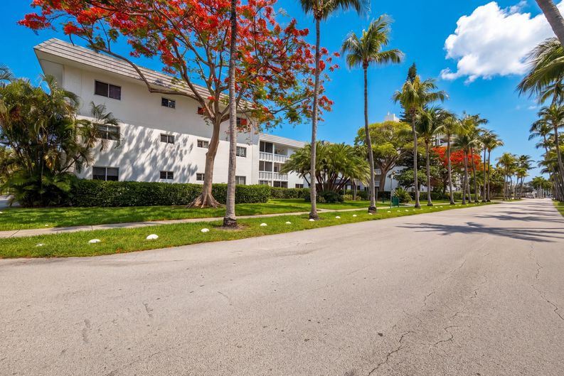 Photo 15 of 17 of 200 Galen Dr, Key Biscayne, FL