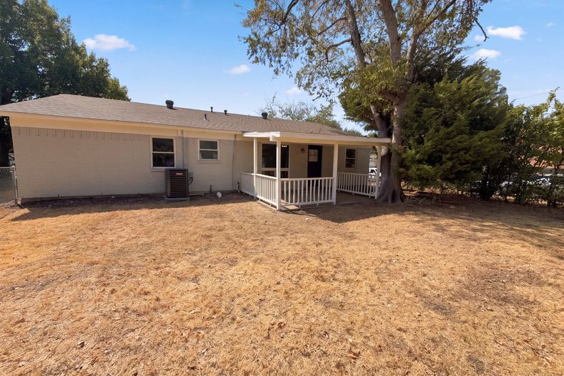 Photo 5 of 19 of 2331 Royal Dr, Garland, TX