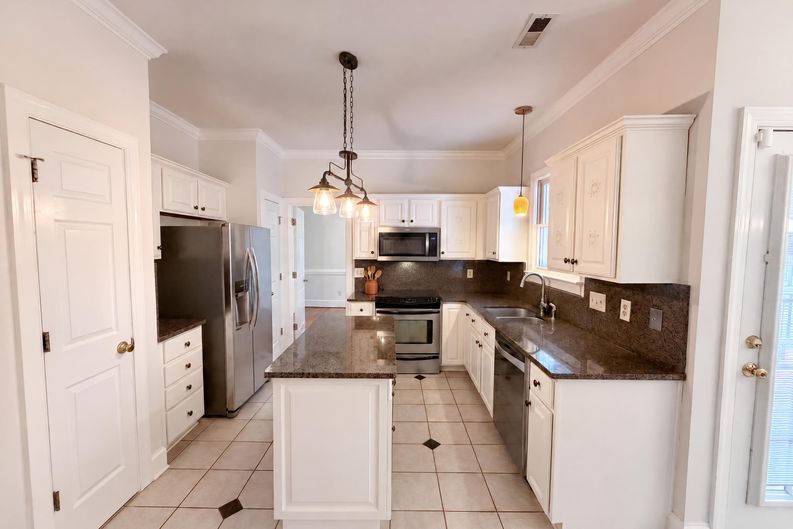 Photo 10 of 21 of 7906 Elphin Ct, Charlotte, NC