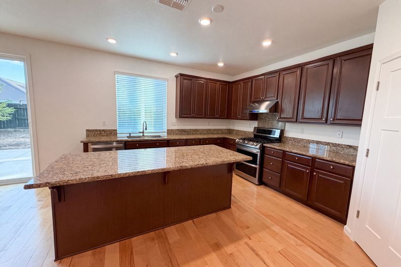 Photo 9 of 39 of 5022 Birch Valley Way, Rancho Cordova, CA