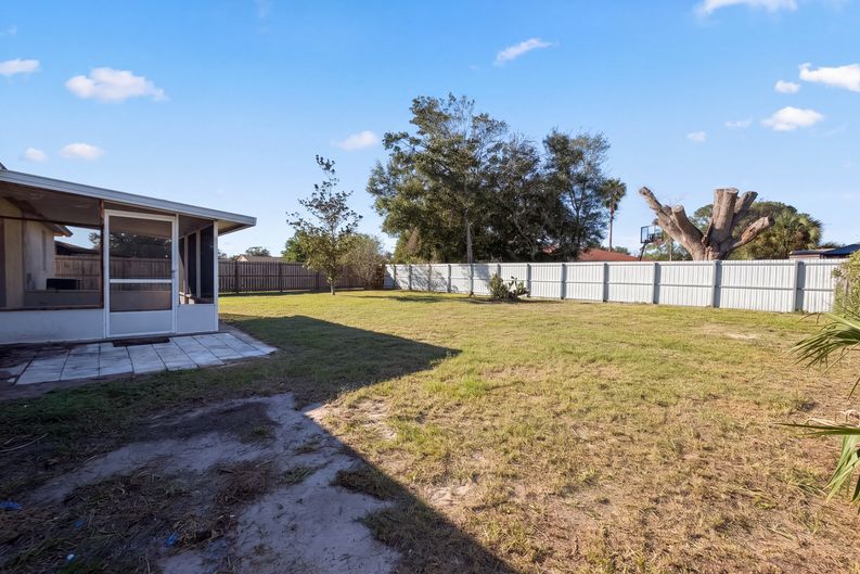 Photo 18 of 21 of 8965 Grampian Dr N, Jacksonville, FL