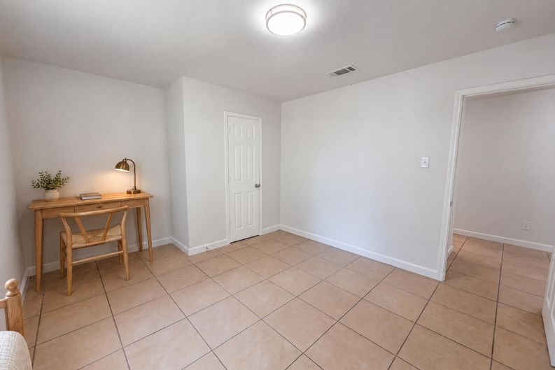 Photo 14 of 17 of 1322 E Waco Ave, Dallas, TX