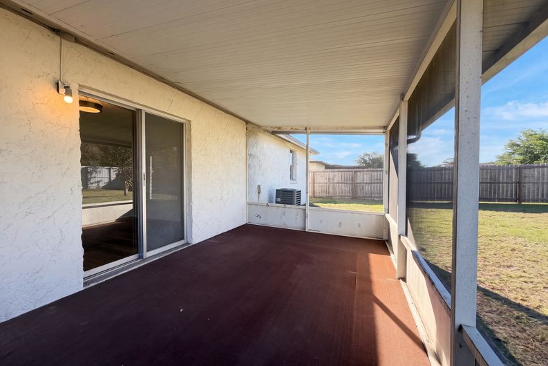 Photo 17 of 21 of 8965 Grampian Dr N, Jacksonville, FL