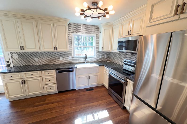 Photo 12 of 31 of 7700 Meadowdale Ln, Charlotte, NC