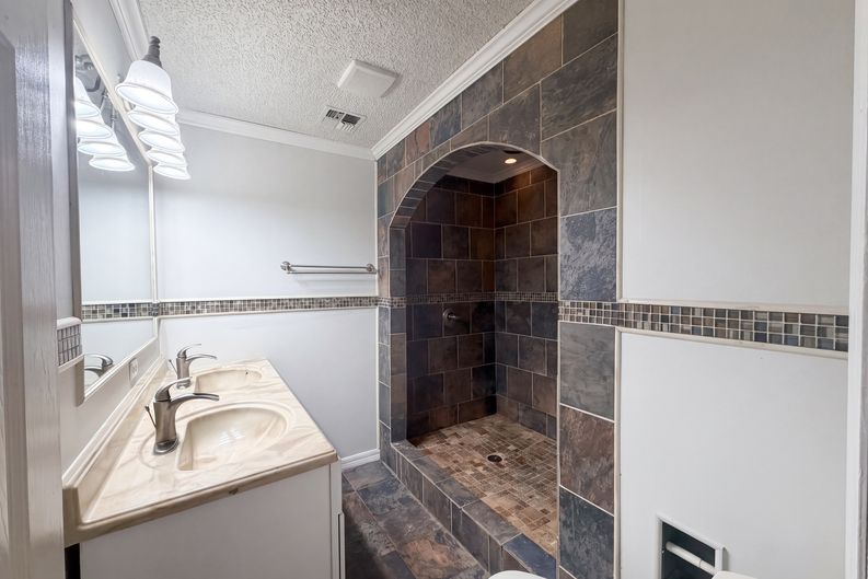 Photo 10 of 19 of 613 4th St NE, Fort Meade, FL