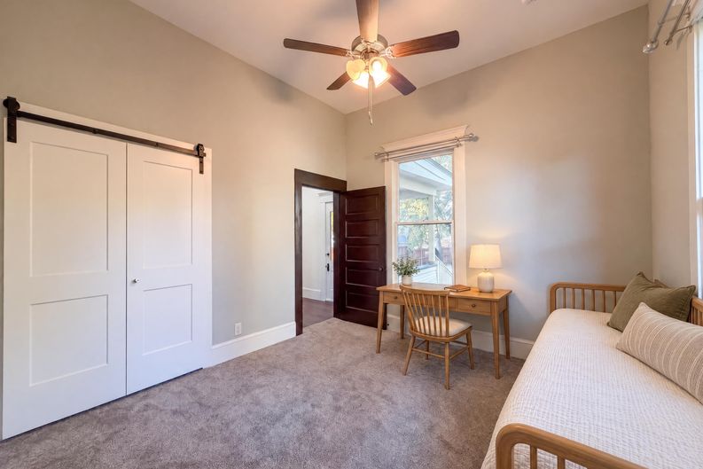 Photo 6 of 14 of 712 S Crockett St, Sherman, TX