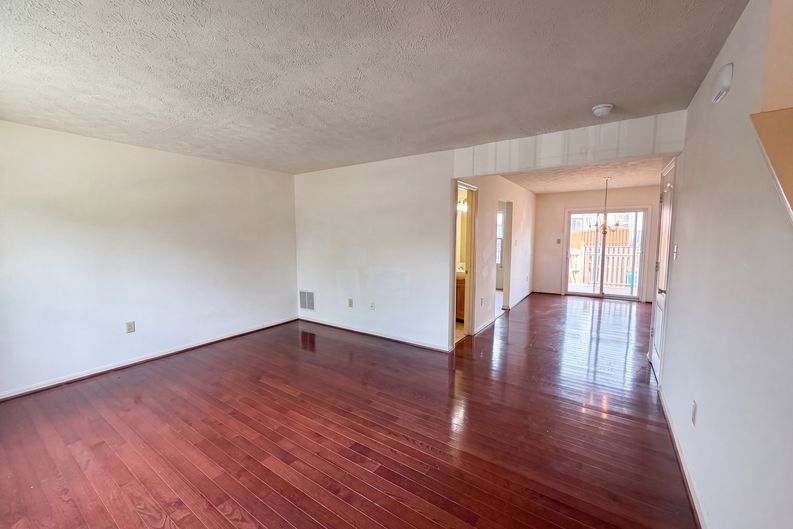 Photo 7 of 17 of 2726 Crestwick Pl, District Heights, MD