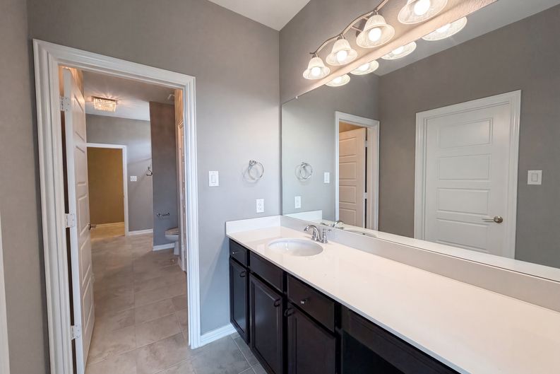 Photo 14 of 42 of 7221 Durand Dr, Irving, TX