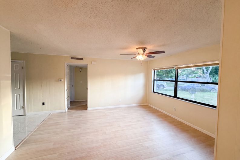 Photo 3 of 26 of 722 Virginia Ln, Apopka, FL