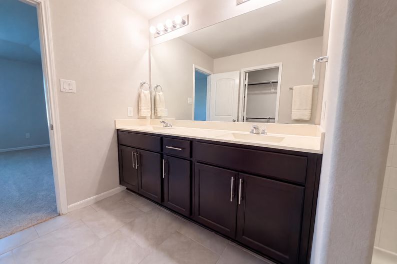 Photo 10 of 24 of 8322 Oakleaf Meadow Ct, Rosharon, TX