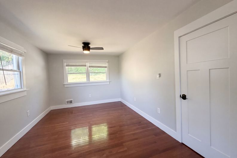 Photo 15 of 24 of 6515 Carriage Dr, Alexandria, VA