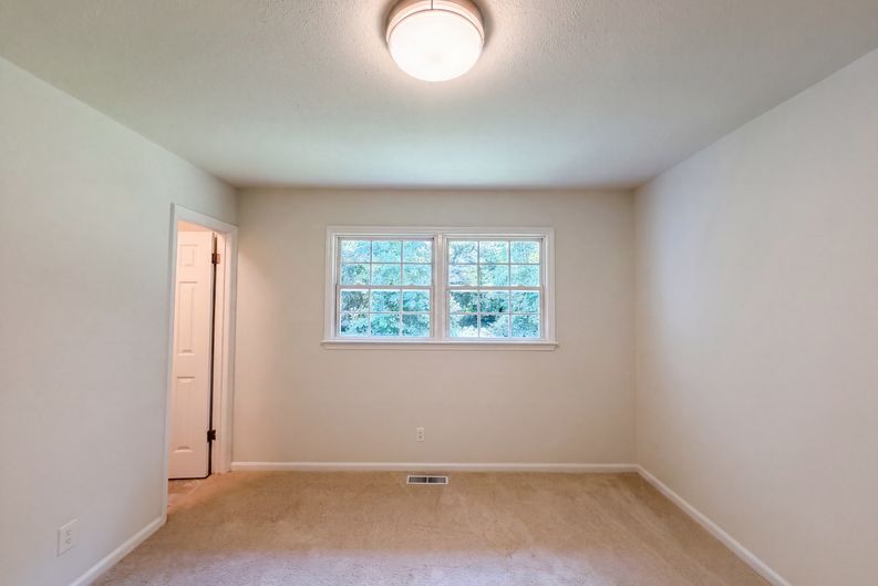 Photo 11 of 18 of 4154 Edgeware Rd, Winston Salem, NC