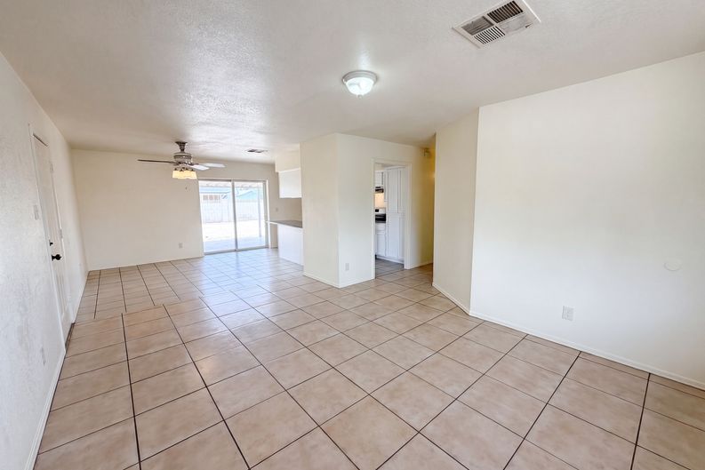Photo 3 of 19 of 4636 N 67th Ave, Phoenix, AZ